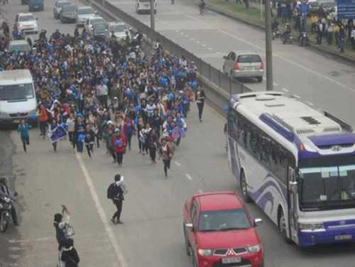 Hàng trăm fan lao bạt mạng xuống đường chạy theo xe Super Junior từng gây ồn ào một thời gian dài.