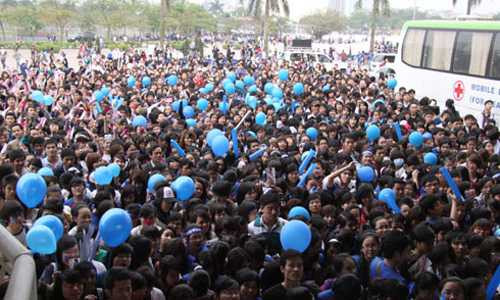 Biển người màu xanh vây kín xe nhóm nhạc xứ Hàn