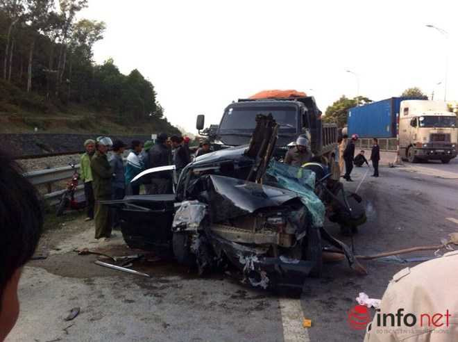 Tai nạn kinh hoàng, tài xế kẹt chân trong xe, 5 người nguy kịch