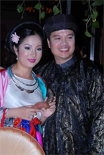 Theo đó, danh hài và ông Nam không chung sống như vợ chồng vì ngay sau đám cưới, cô phát hiện ông Nam vay mượn tiền của nhiều người với giá trị rất lớn nhưng không chịu trả. Cô và một số người thân trong gia đình cũng là nạn nhân. Không những thế, ông này còn lợi dụng danh tiếng của danh hài để lừa gạt nhiều người khác.