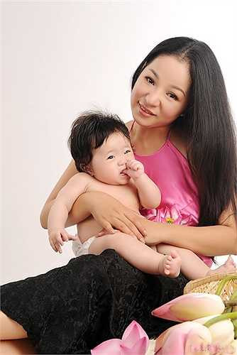 Thúy Nga khẳng định, ông Nguyễn Văn Nam không phải là chồng mình mà chỉ là người cầm của cô 350 nghìn đô la rồi chạy trốn. Kể từ sau khi kết hôn, Thúy Nga nhiều lần chia sẻ về cuộc sống hôn nhân không hạnh phúc với người chồng tên Nguyễn Văn Nam.