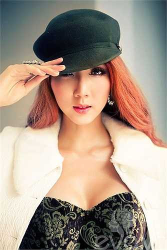 Năm 2011, Ngọc Quyên cũng từng để một thiếu gia lừa tình và lừa tiền ngoạn mục. Vị thiếu gia lấy lòng người đẹp bằng cách tặng cho Ngọc Quyên chiếc điện thoại Vertu trị giá hơn 100 triệu đồng nhưng sau đó, thường xuyên nhờ chân dài đặt vé máy bay cho mỗi lần hai người gặp gỡ. 