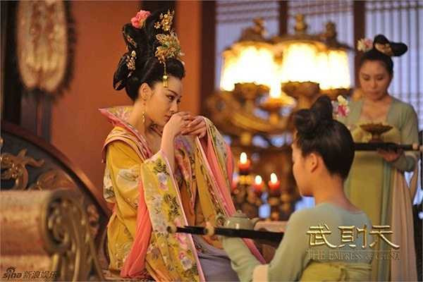 Tiêu Thục Phi xuất thân từ gia đình danh giá, có nhan sắc hơn người và còn có tài ca múa.