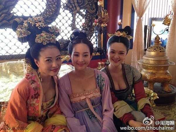 Châu Hải My không hề bị lép vế khi chụp cùng các diễn viên kém cô gần hai chục tuổi.