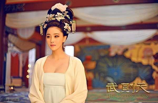 Tuy nhiên, kể từ sau khi Đường Cao Tông Lý Trị đón Võ Mị Nương từ chùa Cảm Nghiệp về cung, Tiêu Thục Phi dần bị thất sủng.