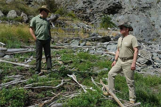 Tổng thống Putin và Thủ tướng Medvedev đến thăm Khu bảo tồn sinh quyển Sayano-Shushenskiy tháng 7/2013