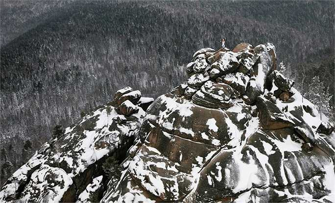 Ngọn núi phủ tuyết ở Khu Bảo tồn thiên nhiên Stolby