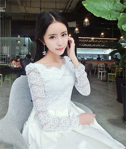 Triệu Nhược Ngữ (Crystal) hút hồn gần 600.000 cư dân mạng Trung Quốc bởi gương mặt thanh tú, làn da trắng mịn, mái tóc đen dài, xinh xắn.