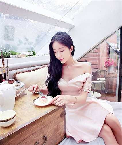 Tốt nghiệp khoa múa Học viện Nghệ thuật Cát Lâm, Triệu Nhược Ngữ hiện làm người mẫu ảnh, mẫu xe hơi đồng thời kinh doanh cửa hàng thời trang online.