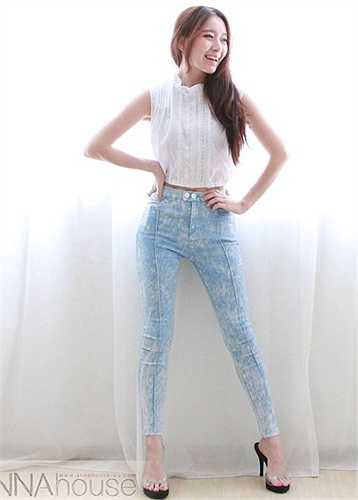 Sở hữu khuôn mặt ưa nhìn và vóc dáng cân đối, các sản phẩm thời trang trong shop do Vin tự làm người mẫu luôn nhận được nhiều lời khen ngợi.