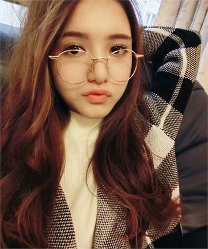 9x xứ Đài Vương Duy Lâm (nickname là Aileena) là hoa khôi lai xinh đẹp của Đại học Vũ Hán (tỉnh Hồ Bắc). Không chỉ sở hữu diện mạo cuốn hút, Aileena còn có phong cách thời trang đẹp mà chất.