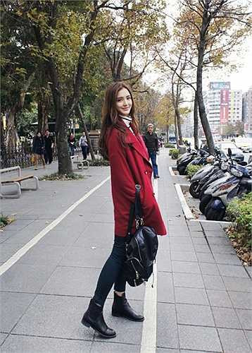 Hoa khôi xinh đẹp làm chủ một shop thời trang online trên Taobao. Ngoài ra, Aileena còn làm người mẫu tạp chí, quảng cáo. Cô bạn có 165.000 người theo dõi trên trang cá nhân.