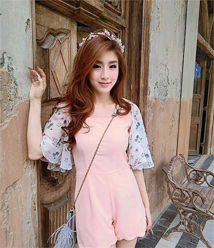 Nữ sinh 9x Ploypraew Nattikarn nổi tiếng mạng Thái Lan với 164.000 người theo dõi trên Instagram. Ploypraew có thân hình mảnh mai xinh xắn, làn da sáng và nụ cười ngọt ngào.