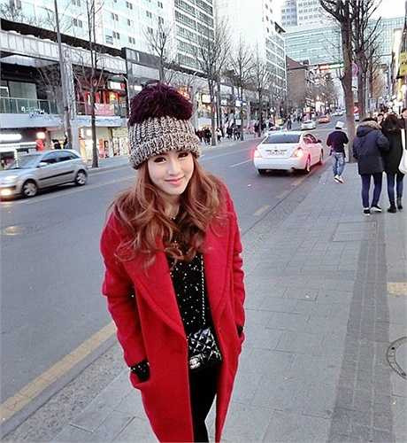 Theo thông tin trên trang cá nhân, Ploypraew Nattikarn học trường Cao đẳng Quốc tế của Đại học Bangkok. 