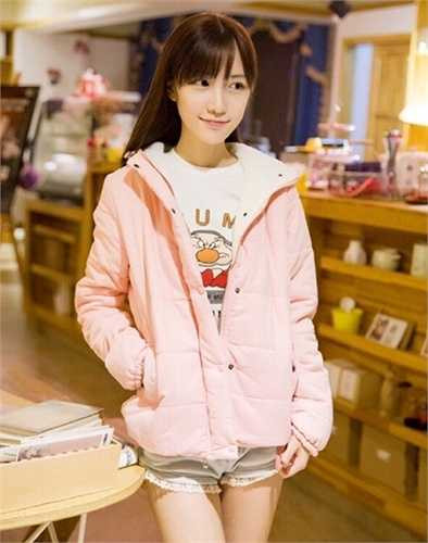 Cô gái sinh ngày 12/2/1993, quê ở tỉnh Hồ Nam, tốt nghiệp Học viện Âm nhạc Tây An, hút nửa triệu người theo dõi nhờ vẻ đẹp thanh khiết như nữ sinh cấp ba.