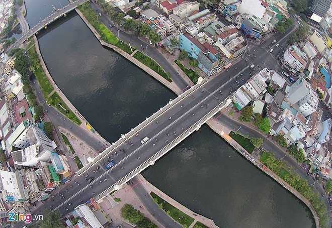 Cầu Bông nối quận 1 với quận Bình Thạnh thuộc dự án xây dựng 4 công trình gồm cầu Lê Văn Sỹ, cầu Kiệu, cầu Bông và cầu Hậu Giang, tuổi thọ trên 50 năm. Số vốn xây dựng cầu Bông mới là 130 tỷ đồng. Cầu dài 84,2 m gồm 3 nhịp, kết cấu dầm bê tông cốt thép dự ứng lực, bề rộng 21 m. Trên mặt cầu được thiết kế lối riêng có dải phân cách, đảm bảo an toàn cho người đi bộ.