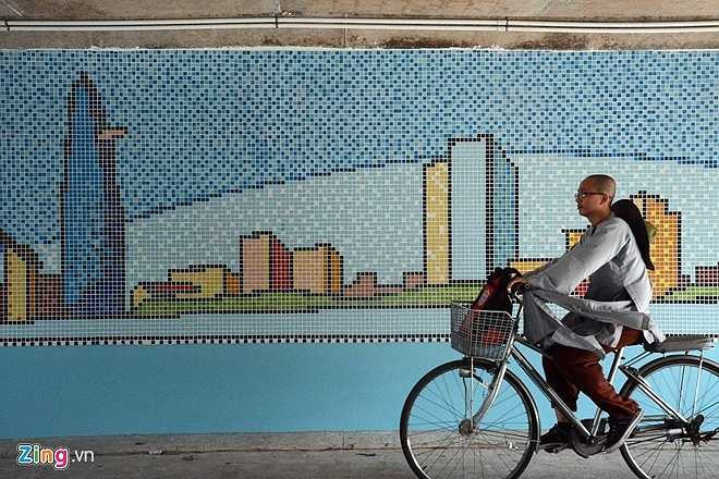 Phóng to Dưới gầm cầu cũng được trang trí tranh gốm như cầu Bông với hình các tòa nhà trung tâm thành phố.