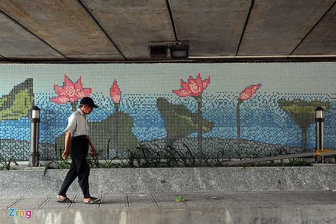 Đường Trường Sa, Hoàng Sa thông suốt dưới gầm cầu được thiết kế rộng rãi cho các phương tiện lưu thông và một phần dành cho người đi bộ. Bên bờ tường gầm cầu được trang trí hình một đầm sen bằng gốm sứ và trồng hoa làm cho khu vực này sáng đẹp, văn minh hơn.