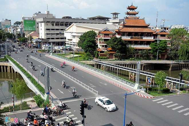 Cầu Lê Văn Sỹ cũ (quận 3) được xây dựng năm 1950 và được sửa chữa nâng cấp lần đầu năm 1994. Cây cầu hơn 50 năm tuổi này xuống cấp, ảnh hưởng đến an toàn giao thông nên tháng 11/2013 được đóng cửa để xây dựng cầu mới. Ngày 30/4/2014, cầu được thông xe sau gần 5 tháng thi công. Vốn đầu tư 110 tỷ đồng, dài gần 60 m, rộng 18,5 m (kể cả lề bộ hành) cho 4 làn xe lưu thông, tạo thông thoáng cho trục đường Lê Văn Sỹ - Trần Quốc Thảo và nối thông hai đường ven kênh Nhiêu Lộc - Thị Nghè là đường Hoàng Sa