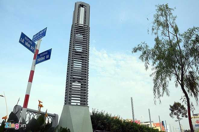 Hệ thống chiếu sáng được thiết kế đặc biệt với 4 trụ lớn 2 đầu cầu và đèn đứng dọc lan can.