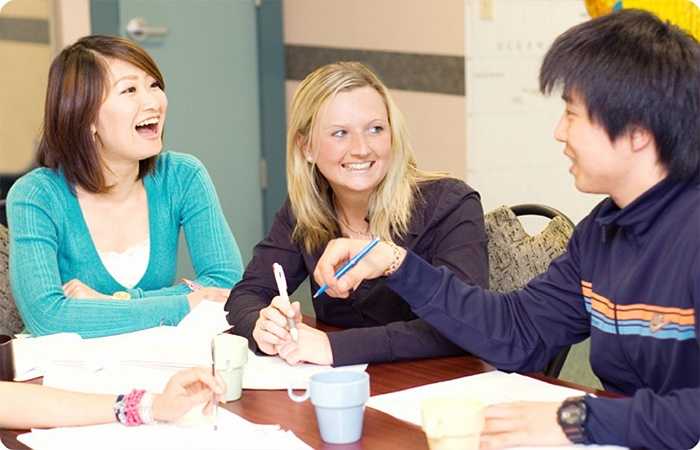 Tăng cường sức khỏe và ngăn ngừa lão hóa não: Người lớn tuổi có thể nghe nhạc để giữ cho bộ não trẻ khỏe. Nghe nhạc đóng vai trò như một bài tập thể dục cho não.