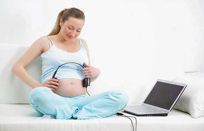 Tốt cho thai nhi: Thai nhi được tiếp xúc với âm nhạc từ trong bụng mẹ có thể phát triển trí tuệ, thể chất và ngôn ngữ tích cực hơn sau sinh.