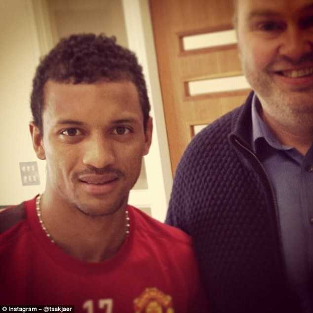 Aakjaer bên cạnh Nani