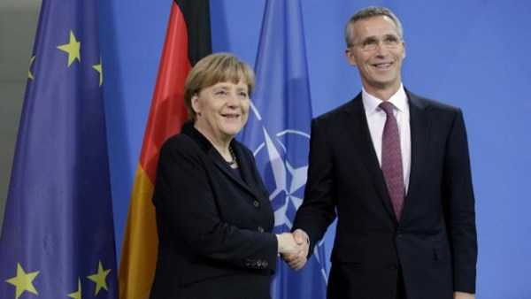Tổng thư ký NATOJens Stoltenberg (phải) tại cuộc gặp với Thủ tướng Đức Angela Merkel