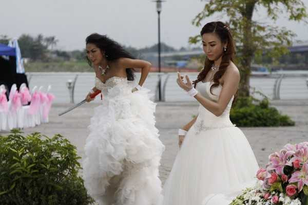 Trong ngày diễn ra đám cưới của Thái, Trang cùng 3 cô bạn gái khác mặc váy cưới đến phá đám ngày vui của tình nhân. Tạo hình cô dâu của Ngân Khánh rạng rỡ không kém bộ phim trước, cô còn cầm theo cây gậy đánh golf làm vũ khí để đánh ghen. Đây cũng là lần đầu tiên Ngân Khánh đóng vai hài.