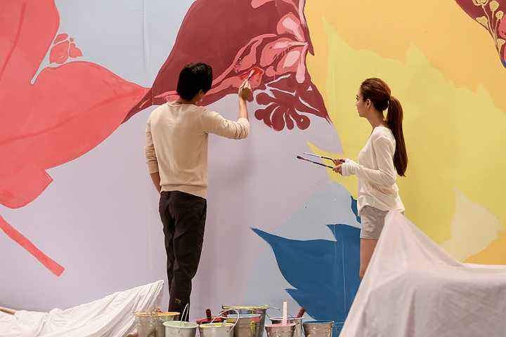 Kể từ khi xuất hiện cùng Minh Hằng trong phim truyền hình Gọi giấc mơ về, hai cô hot girl lúc đó đã được truyền thông tuyên đoán sẽ là những mỹ nhân làm khuynh đảo showbiz