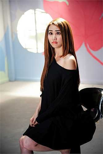 Ngân Khánh vừa hát, vừa nhảy múa và các diễn viên múa đều được vẽ màu lên người. 