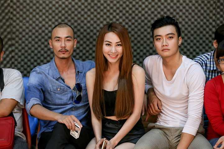 Các bước tường và các vũ công được Ngân Khánh đổ những thùng sơn lên để tạo ra những mảng mầu cực kỳ ấn tượng