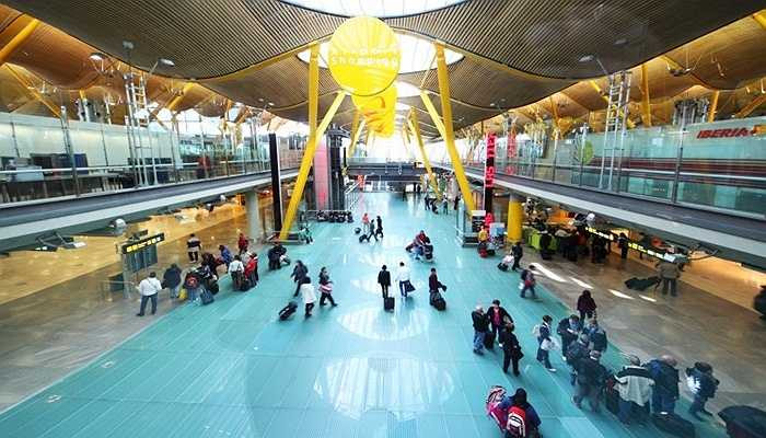 9. Sân bayBarajas, Madrid, Tây Ban Nha. Nhằm phục vụ càng nhiều hành khách càng tốt, sân bay Barajas được xây dựng trên diện tích rộng lớn nhất thế giới 760.000m2. Các vật liệu bằng kim loại được sử dụng đều chạm trổ cầu kỳ với các ánh bạc lấp lánh
