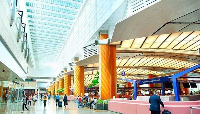 8. Sân bay Changi, Singapore. Sân bay này rất thân thiện với môi trường khi được xây dựng cả một khu vườn đầy hoa bướm, bức tường xanh cao 5m, bể bơi trên cao và vườn thực vật. 