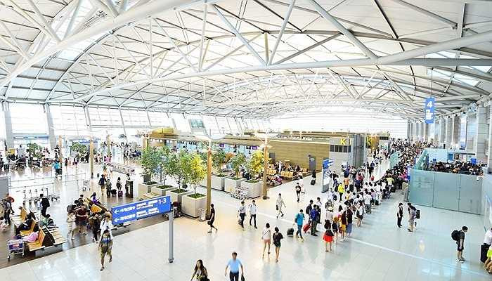 7.Sân bay Incheon, Seoul, Hàn Quốc. Đã từng nhận được rất nhiều giải thưởng về thiết kế, sân bay Incheon được trang trí hiện đại và hoài cổ. Bên cạnh đó, nó còn sở hữu sòng bạc, khu trượt băng, khu spa và mát-xa. 