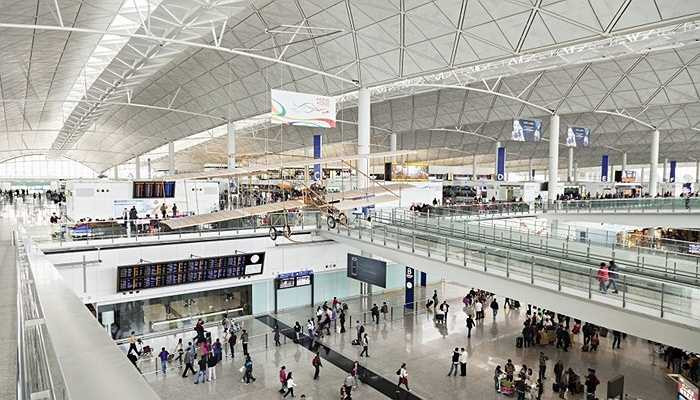 5. Sân bay quốc tế Hong Kong. Đây là địa điểm tuyệt vời nằm trên một hòn đảo nhỏ. Sân bay lúc nào cũng chật ních khách du lịch, nó nổi tiếng vì những nhà hàng ngon miệng cùng các khoang chứa dành cho khách du lịch có thể trải nghiệm cảm giác làm phi công