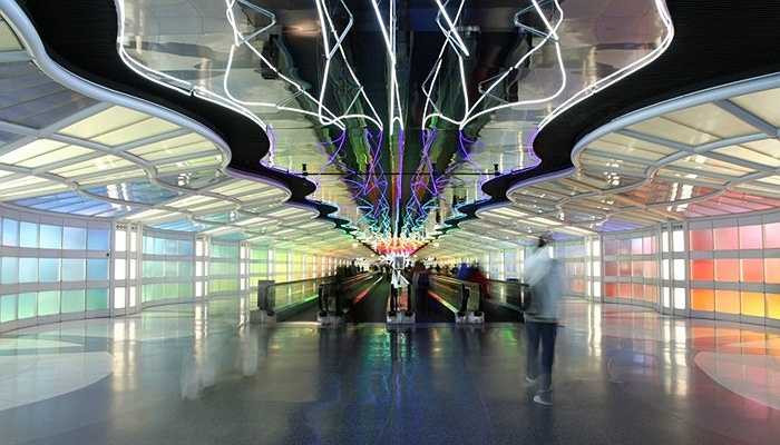 2. Sân bay O'Hare, Chicago, Mỹ. Sân bay được coi là thiên đường của nghệ với những màu sắc sặc sỡ được trang trí trên sảnh chờ và kể cả đường băng. 