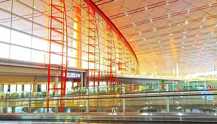 1. Sân bay quốc tế Bắc Kinh. Một trong những công trình lớn nhất thế giới. Hệ thống mái được thiết kế đặc biệt cách nhiệt và thoáng đãng. Sảnh 3 thiết kế dài và có hình biểu tượng của đất nước - một con rồng khổng lồ