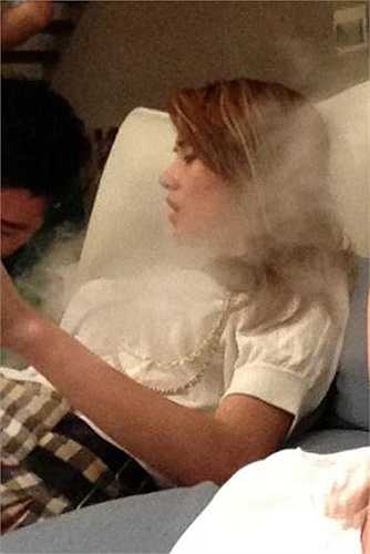 Mới đây, những hình ảnh Võ Hoàng Yến tiệc tùng bị tung lên mạng, với những lời bình luận không mấy tích cực. Trong đó, một số ý còn nghi ngại, nữ người mẫu đang 'phê thuốc'