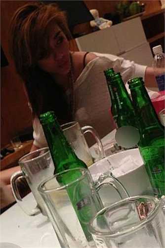 Liên hệ với Hoàng Yến để giải đáp những thắc mắc đến từ công chúng, người đẹp cho biết: 'Đây là hình ảnh chụp từ năm ngoái, khi đó, tôi và nhóm bạn tổ chức tiệc liên hoan. Một người bạn trong nhóm đã chụp lại và đăng tải trên trang cá nhân.'