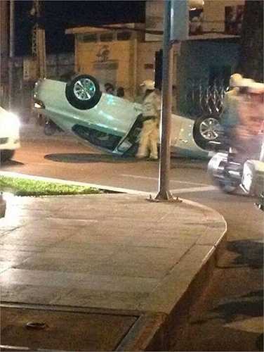 Trước đó ít ngày, chiếc xe BMW chở Võ Hoàng Yến lật ngửa sau khi đâm vào gốc cây cổ thụ tại góc đường Nam Kỳ Khởi Nghĩa - Nguyễn Du, quận 1, TP HCM khiến siêu mẫu bất tỉnh