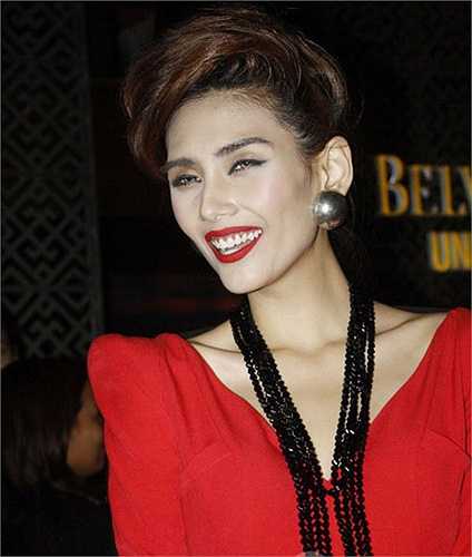 Trước tin đồn này, chân dài giải thích, cô mong muốn có một ngoại hình đạt chuẩn quốc tế, vì thế mới nỗ lực giảm cân trong hơn 2 tháng để mong có được gương mặt góc cạnh và thân hình mảnh mai. 