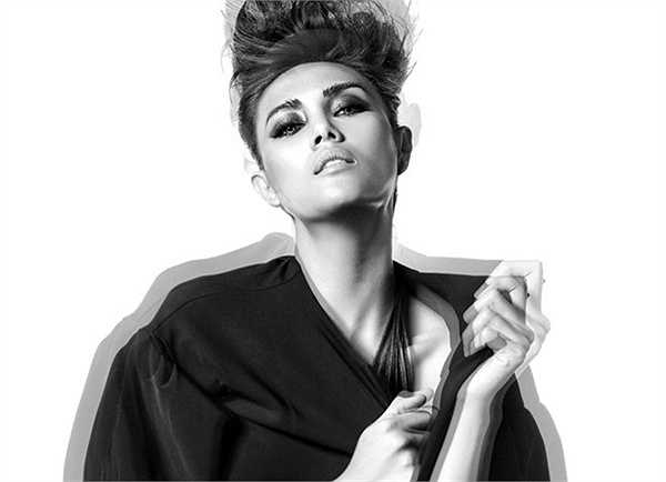 Vào giữa tháng 10/2014, scandal Hoàng Yến làm gãy tay người mẫu Tây gây xôn xao dư luận, ảnh hưởng không ít đến hình ảnh của cô.