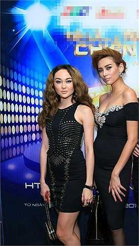 Theo đó, chân dài người Nga tố cáo Hoàng Yến xô ngã cô, dẫn đến thương thích, phải băng bó. Nữ người mẫu đến từ xứ bạch dương cũng cho hay, Hoàng Yến 'xù' cát - xê và mắng cô thậm tệ