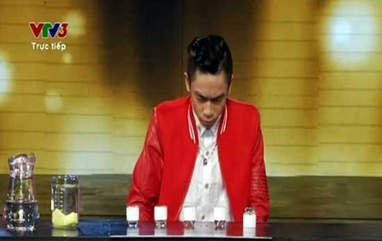 Thí sinh Tấn Phát và tiết mục nguy hiểm trên truyền hình tối 11/1. 