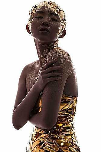 Tóc Tiên tên thật là Nguyễn Khoa Tóc Tiên, sinh năm 1989