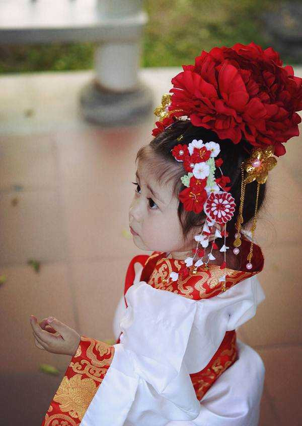 Cô nhóc với làn da trắng hồng, mịn màng, khuôn mặt bầu bĩnh, đôi mắt đen láy, long lanh trong trang phục cổ trang, cosplay Thiên hậu Võ Tắc Thiên do ngôi sao Phạm Băng Băng thủ vai.