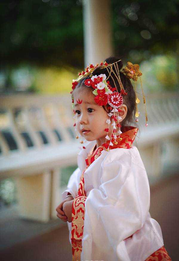 Ngay khi những hình ảnh của Võ Tắc Thiên nhí được đăng tải đã trở thành tiêu điểm bàn tán của cộng đồng mạng. 