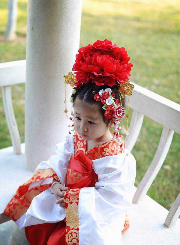 Sở dĩ bộ ảnh của tiểu Võ Tắc Thiên trở nên "hot" như vậy là do bộ phim Võ Tắc Thiên truyền kỳ đang làm mưa làm gió với dàn mỹ nhân xinh như mộng.