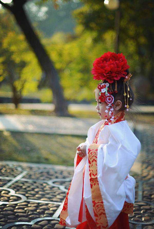 Nhiều người ví von rằng cô nhóc Võ Tắc Thiên nhí này không kém phần thu hút so với Võ Tắc Thiên - Phạm Băng Băng.